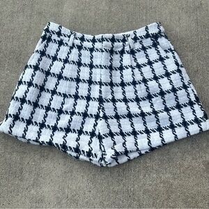 AUREUM Black and White Patterned Women Shorts   PM5